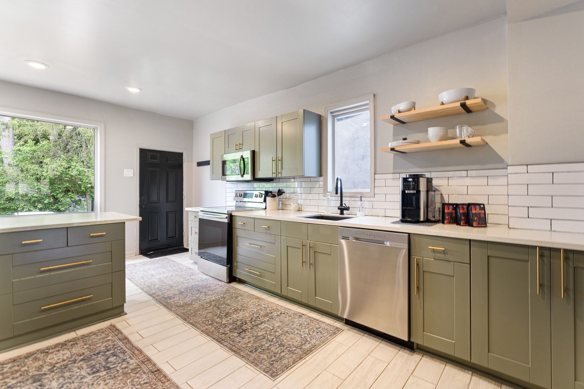 Kitchen - 411 W Cuthbert Blvd