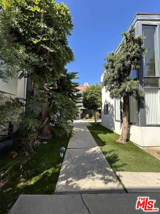 Building Photo - 1233 Barry Ave