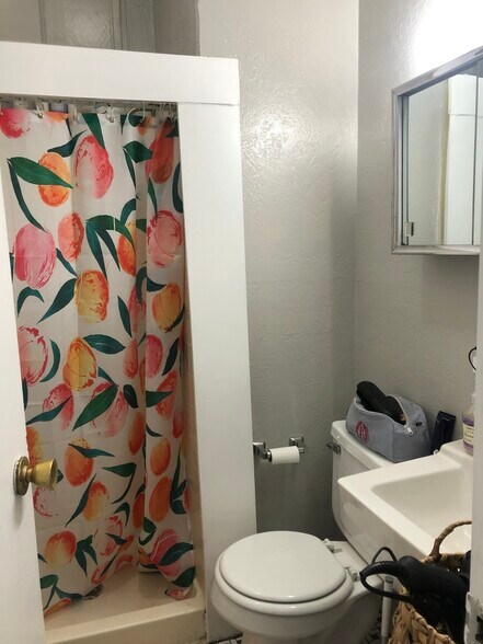 Building Photo - 40 Anderson St