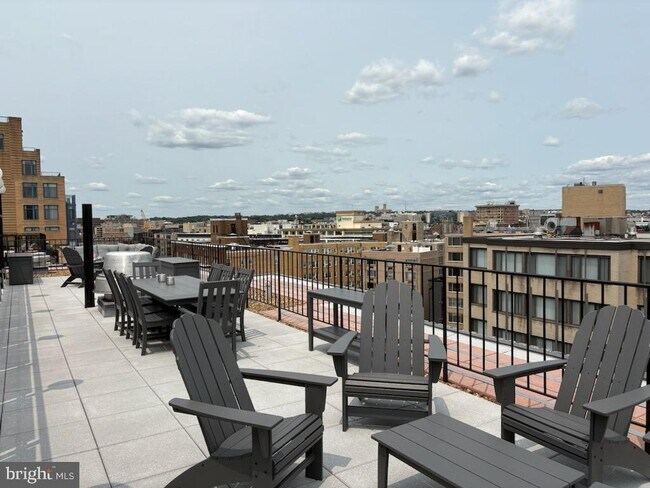 Building Photo - 1420 N St NW