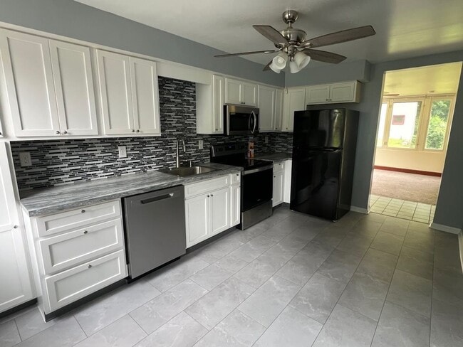Building Photo - 3 Bedroom Home in Wernersville