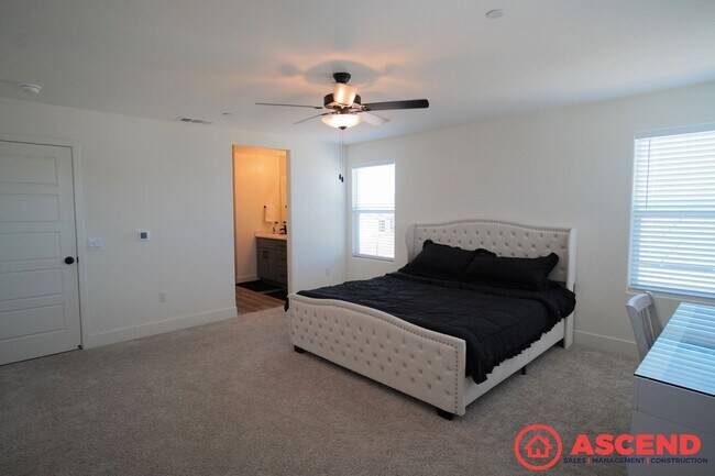 Building Photo - Lovely Home Near Frontier Highschool!