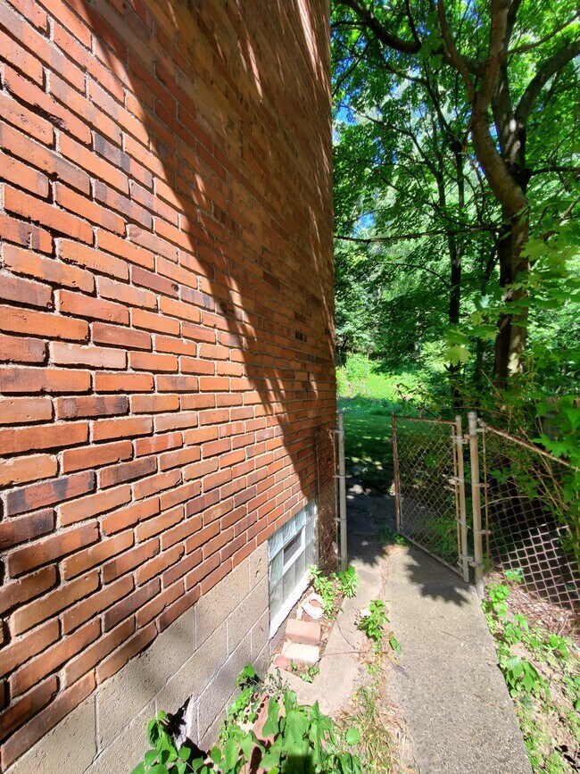 Building Photo - 834 Oranmore St