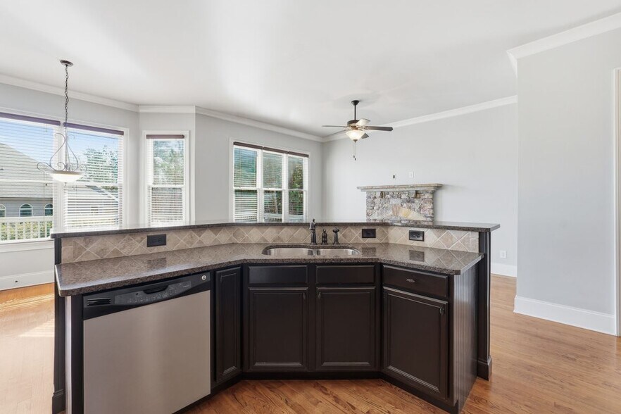 Building Photo - 6437 Blue Water Dr
