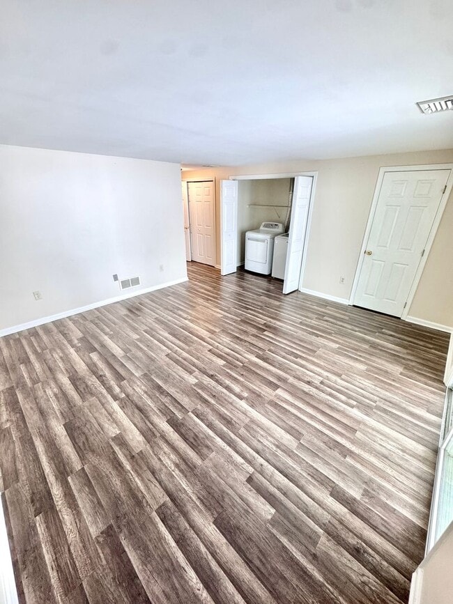 Building Photo - THREE BEDROOM TOWNHOUSE