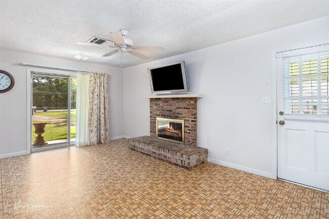 Building Photo - "Charming 2-Bedroom Retreat with Spacious ...