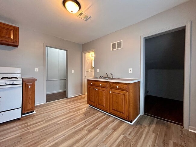 Building Photo - One Bedroom Duplex in Muskegon