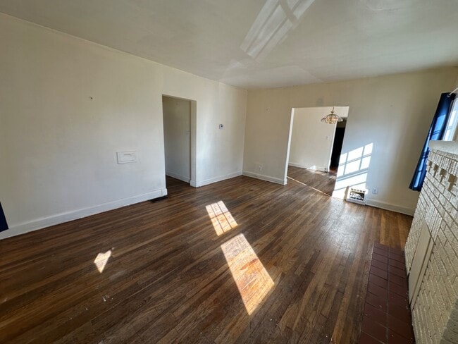 Building Photo - 160 Roslyn Dr