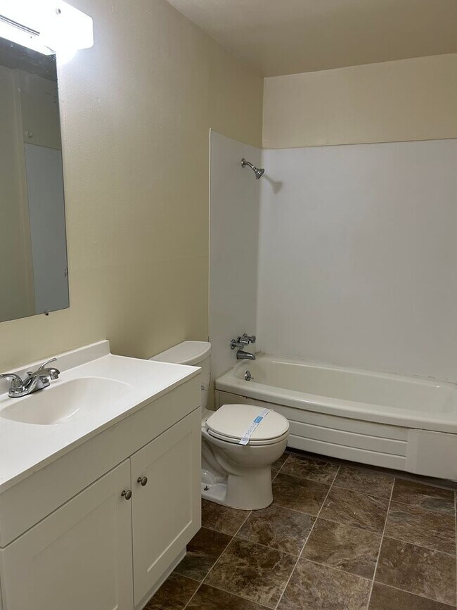 Building Photo - (964) 2 Bedroom / 1 Bathroom