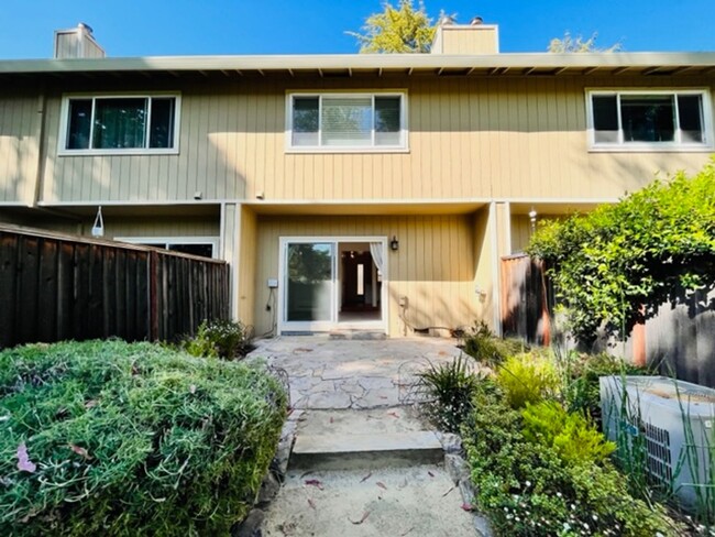 Building Photo - Move-in Ready 2BD/2.5BA Townhome in Westsi...