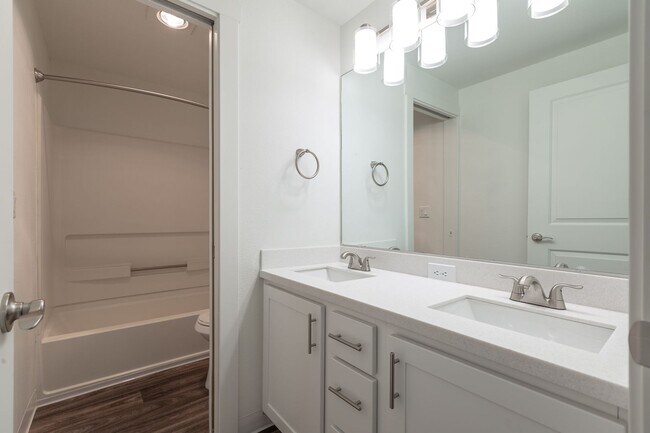 Building Photo - Spacious Newly Renovated Two Bedroom One Bath!