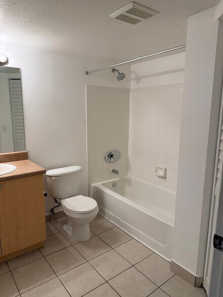 Building Photo - 819 Villa Cir