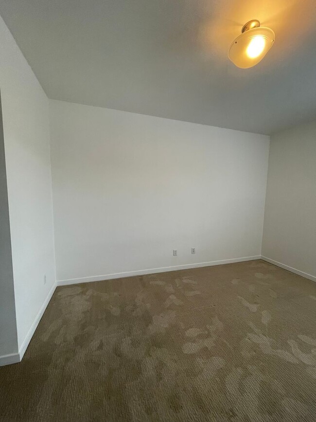 Building Photo - 2/BED 2/BATH WITH UTILITIES INCLUDED! VIEW...