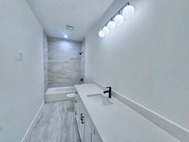 Building Photo - 1436 E 820 N