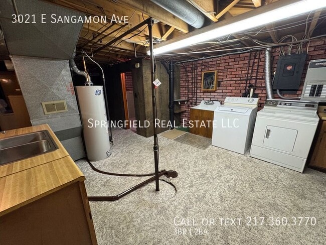 Building Photo - 3021 E Sangamon Ave