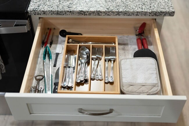 Building Photo - 1601 W Cary St