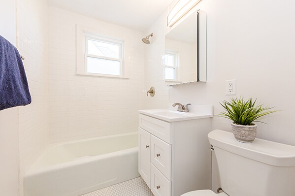 Building Photo - 152 Brown St