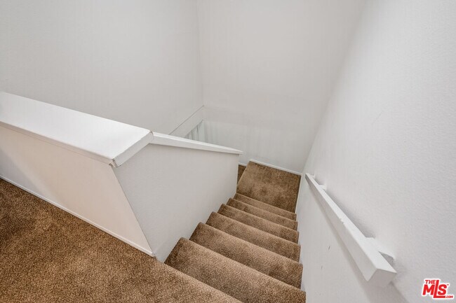 Building Photo - 348 Miraleste Dr