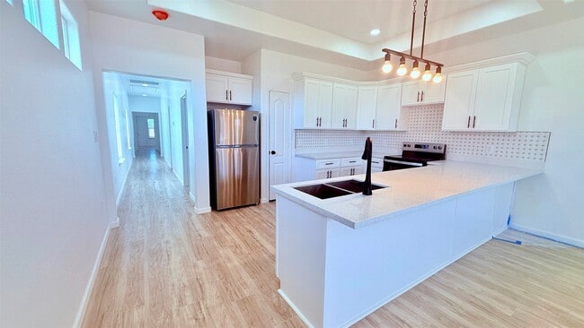 Building Photo - 7018-5914 02