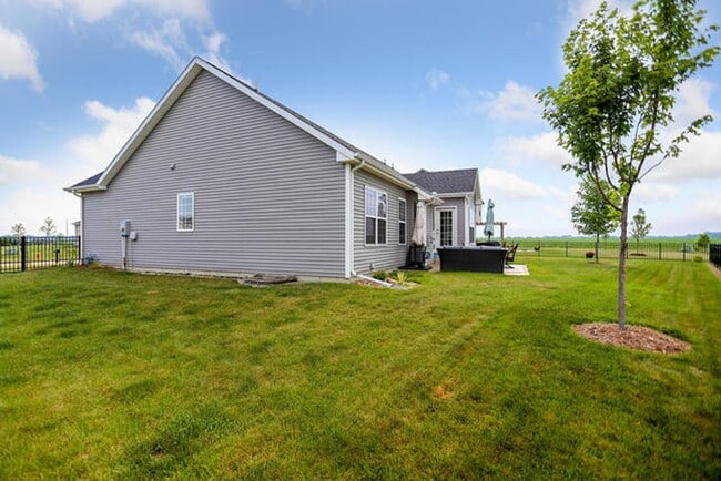Building Photo - 4 Bedroom Ranch in SW Champaign - Availabl...