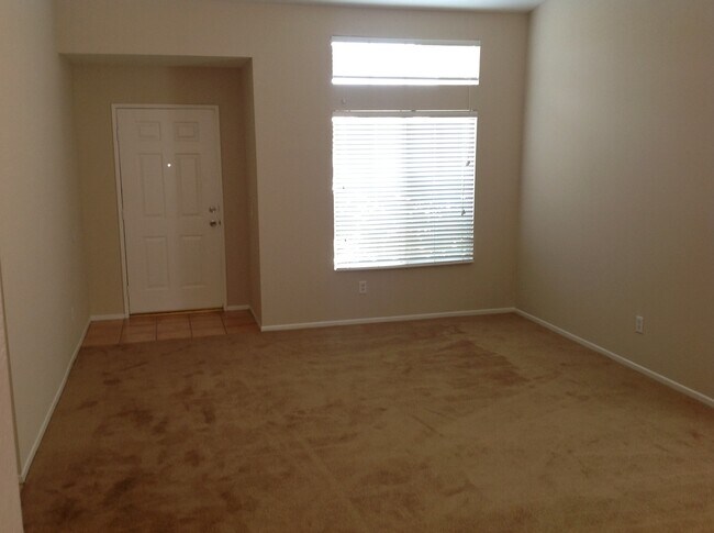 Building Photo - 3 BEDROOM, 2 BATHROOM CLOSE TO SCHOOLS!