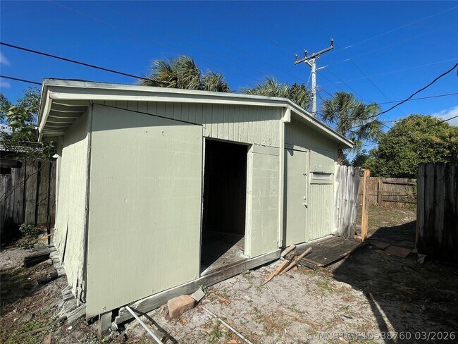 Building Photo - 4541 NE 6th Terrace