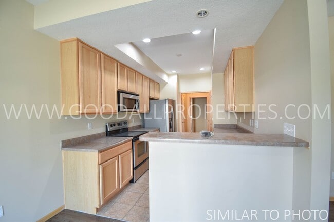 Building Photo - 2 Bedroom, 2.5 Bath Townhouse in Ankeny