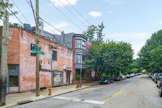 Building Photo - 4300 Larchwood Ave