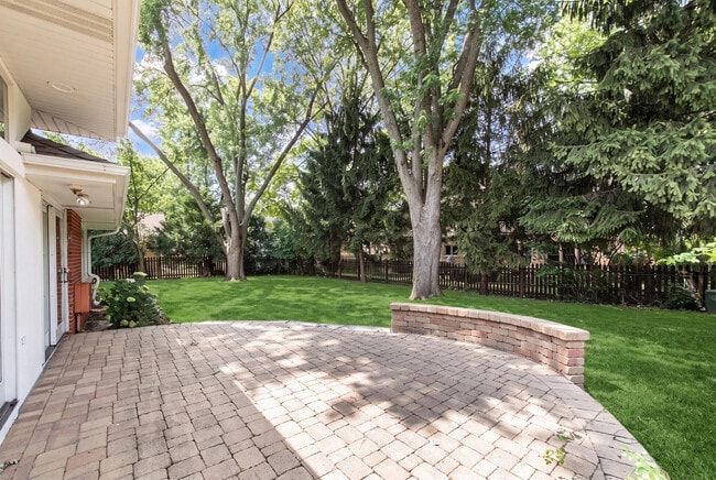 Building Photo - 924 Brookline Ln