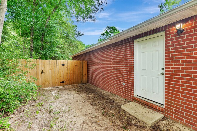 Building Photo - 121 Hillwood Dr