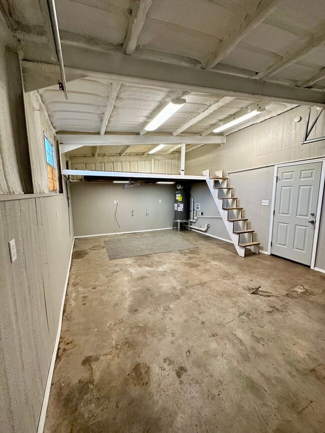 Building Photo - Shop house