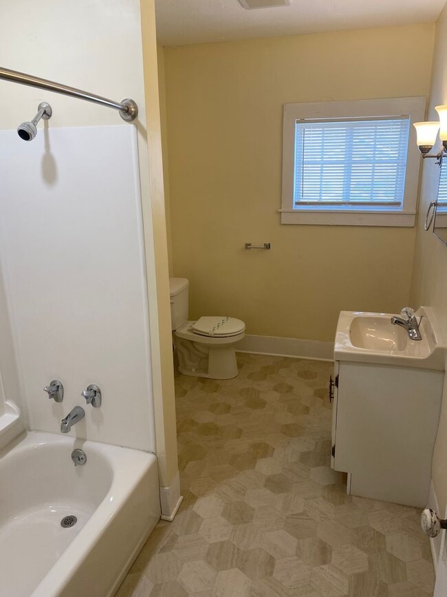 Building Photo - 2 Bedroom Bungalow Near Downtown