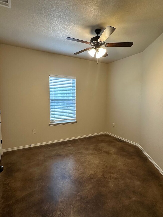 Building Photo - Spacious 3/2 Duplex in New Braunfels