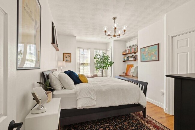 Building Photo - 166 Brooks St