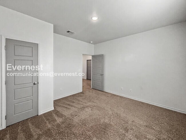 Building Photo - Limited Time Special Offer / 4 Bed, 2 Bath Home with Garage / Pet-Friendly / Vouchers Accepted / ...