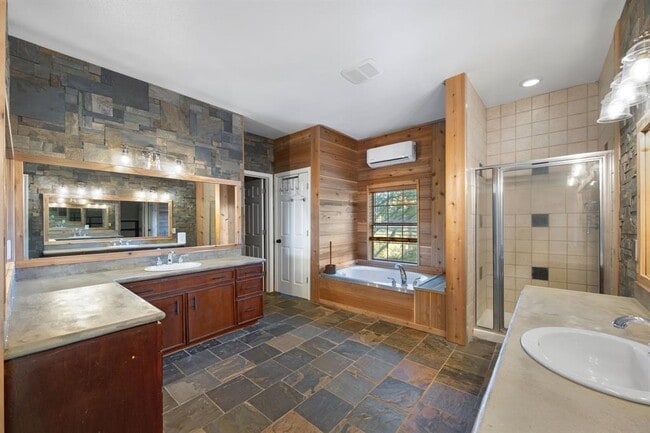 Building Photo - 158 Uriah Dr