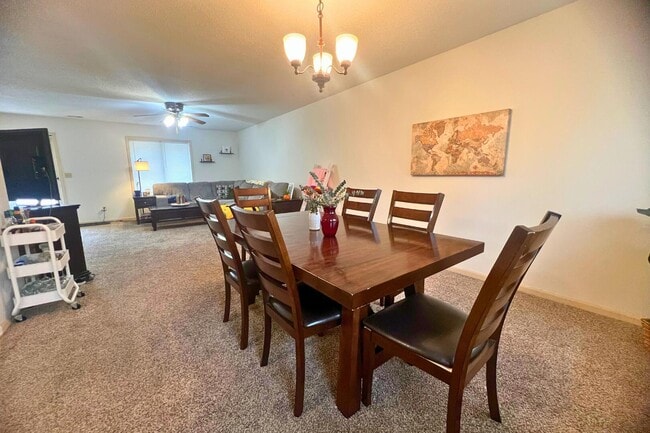 Building Photo - 2402 Garden Dr