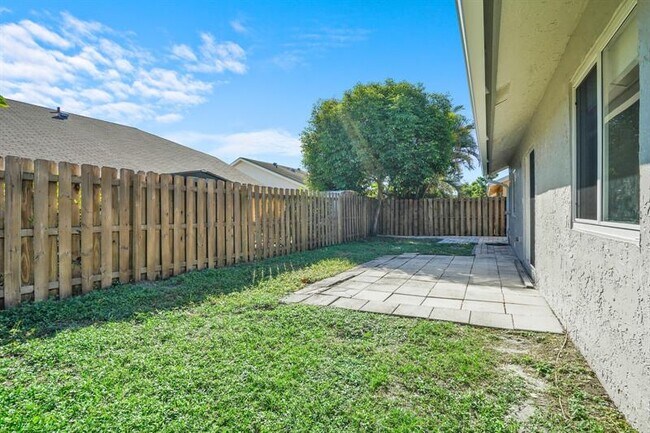 Building Photo - 10548 Boca Entrada Blvd