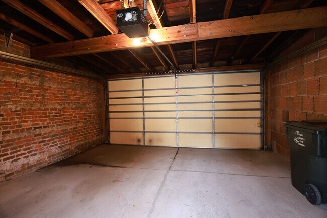 Building Photo - -- AVAILABLE 05/26/2026 -- MUSEUM DISTRICT CHARMER! 2 CAR GARAGE