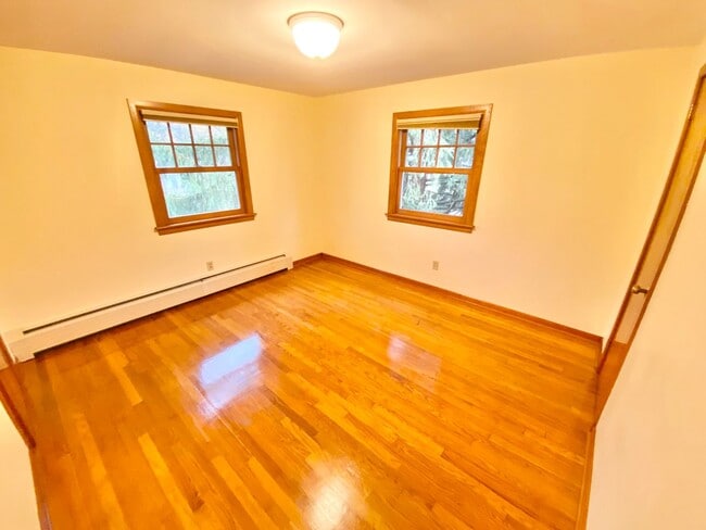 Building Photo - 4 Bedroom Home in Burlington VT Available NOW!