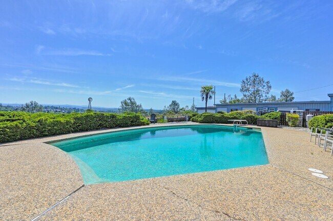 Building Photo - Luxury Living with Stunning 360-Degree Vie...