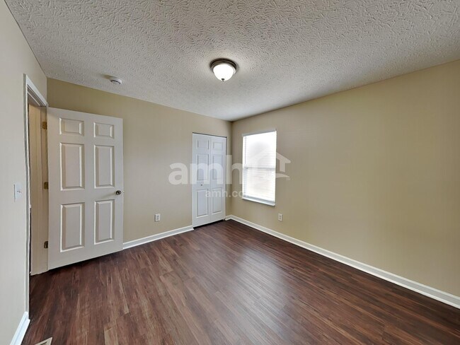 Building Photo - 90 Knights Bridge Dr N