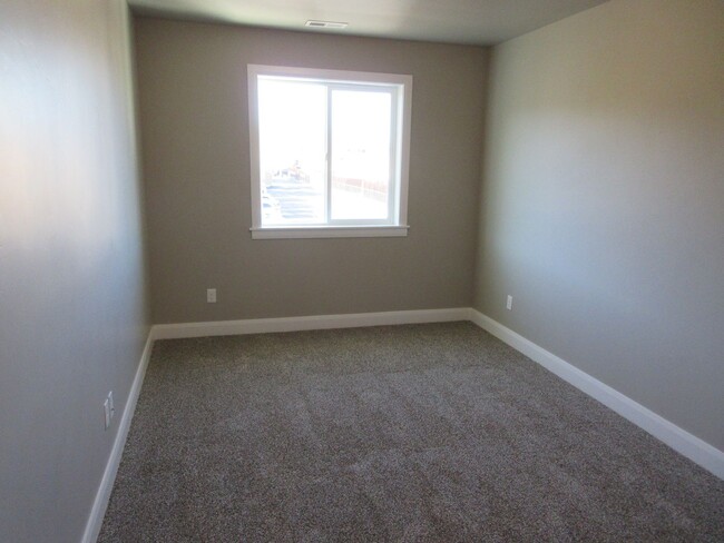 Building Photo - Move-In Bonus - Newer Town home living in ...