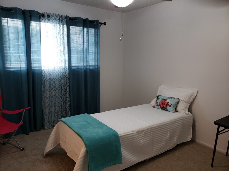 Building Photo - 150 E Lakeshore Dr