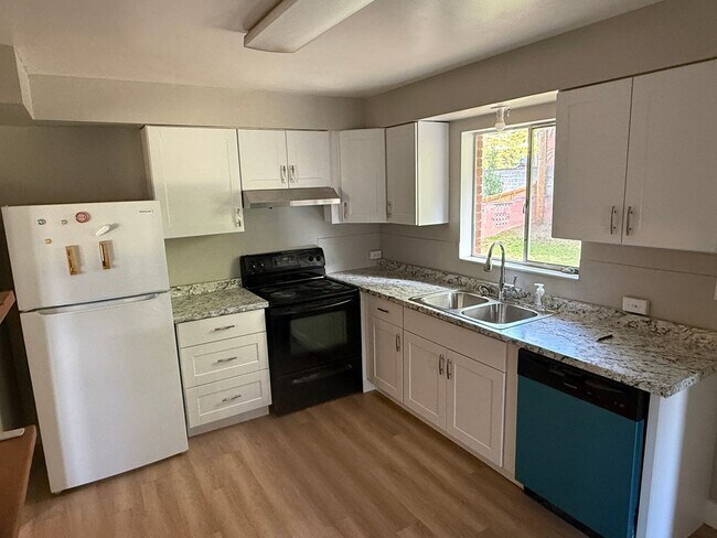 Primary Photo - 5 Bedroom Home; Millcreek; 2800 sq ft; Lar...