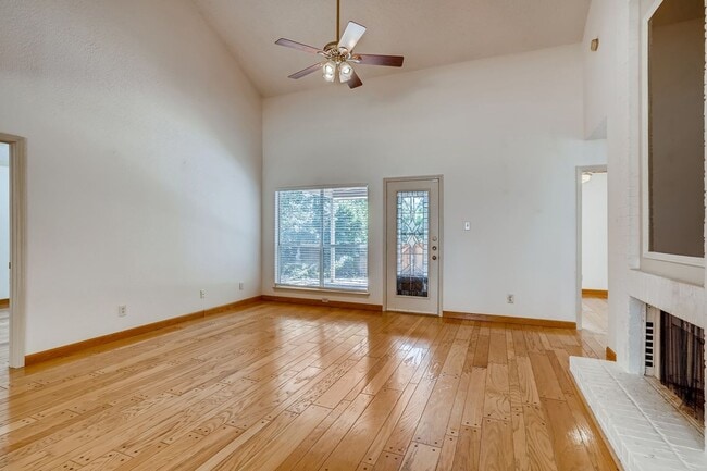 Building Photo - Rare 2 BR/ 2 BA Townhouse in Northwest Hil...