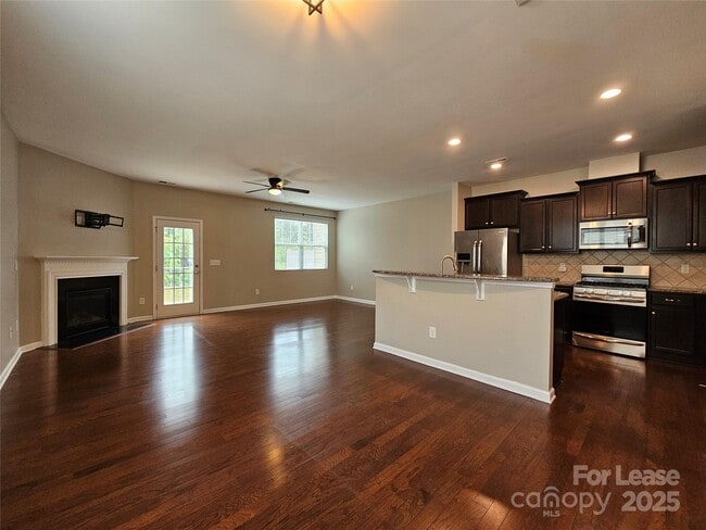 Building Photo - 3233 Yarmouth Ln