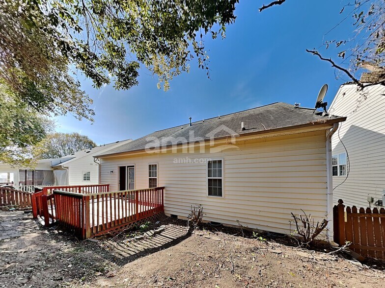Building Photo - 5320 Sahalee Way