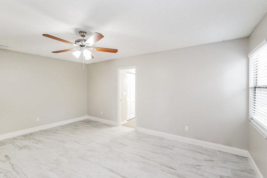 Building Photo - 6173 Island Forest Dr