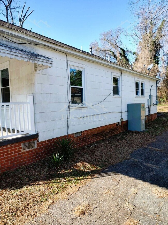 Building Photo - 211 Dickens Ave